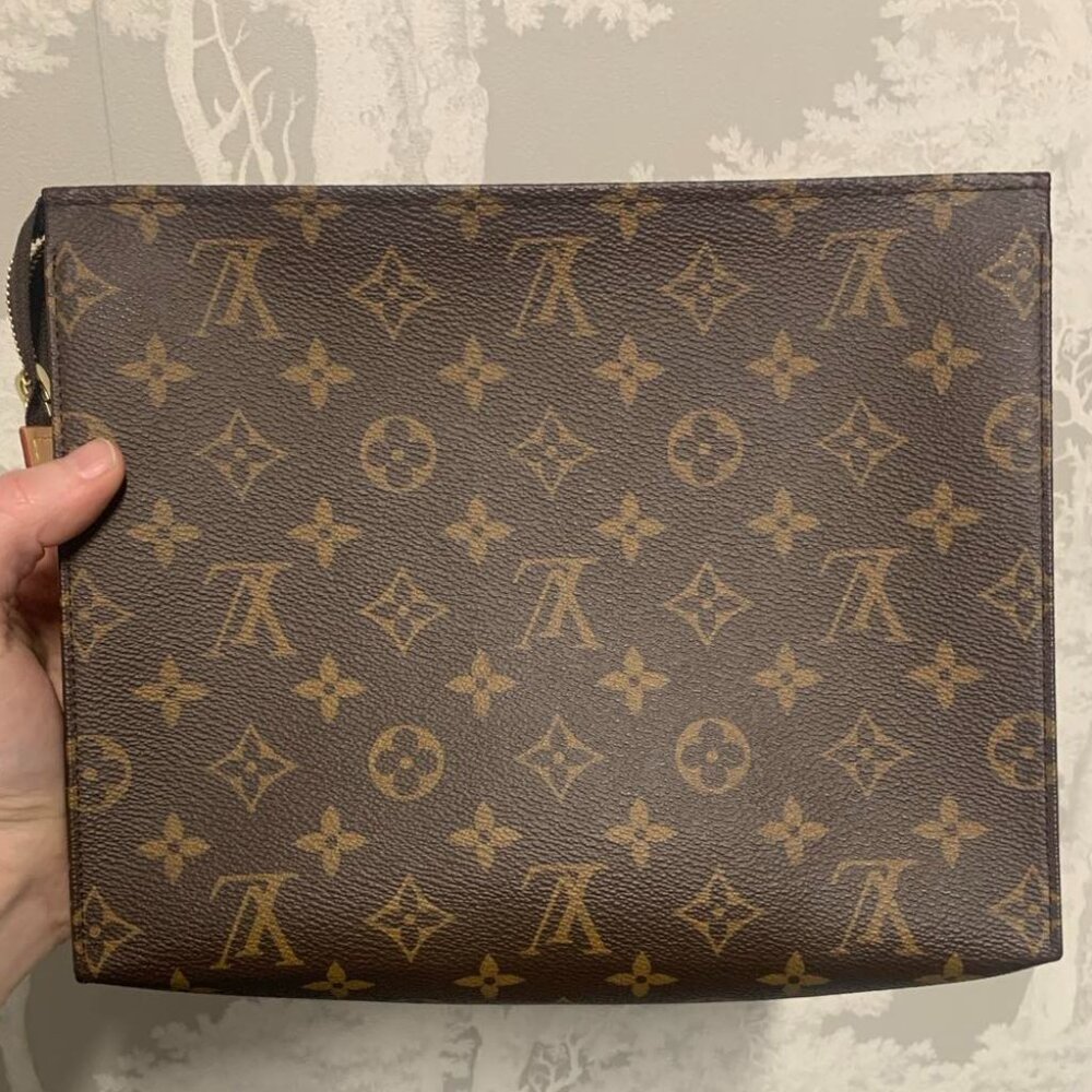 Louis Vuitton - The Poche Toilette (26)